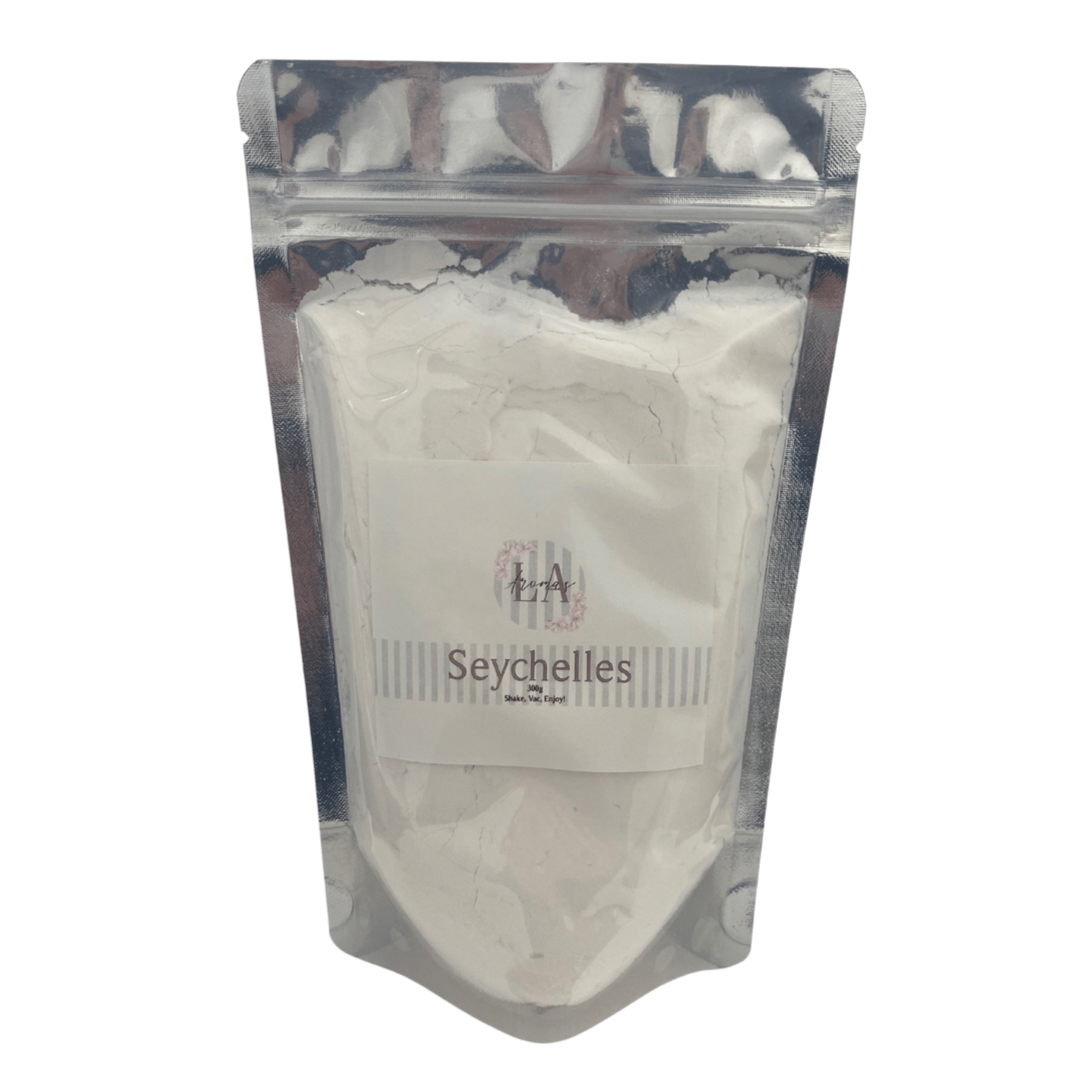 Seychelles 𝐂𝐚𝐫𝐩𝐞𝐭 𝐅𝐫𝐞𝐬𝐡𝐞𝐧𝐞𝐫 300g Bag Of your favourite carpet freshener Seychelles is similar in scent to a very popular candle company. An exotic escape to a beautiful beach where fresh notes of bergamot and orange dance along the ocean breeze. Intoxicating lily adds a balance of sweet and spice, that trails towards a sultry bed of sweet vanilla, creamy coconut musk and amber.